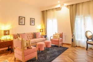 An Executive Suite with a four-poster king bed and a separate lounge area.