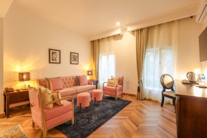 An Executive Suite with a four-poster king bed and a separate lounge area.